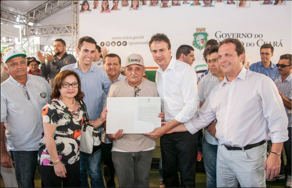 Em solenidade nesta quinta-feira (15), no município de Mombaça, o governador Camilo Santana (PT) realizou a inauguração da restauração da CE-060, a entrega de 686 títulos de terra para agricultores familiares e de cinco cartas de crédito para sistemas de abastecimento d'água. Ao todo, o governo investiu mais de R$ 48 milhões (Foto: Rodrigo Rocha) Em solenidade nesta quinta-feira (15), no município de Mombaça, o governador Camilo Santana (PT) realizou a inauguração da restauração da CE-060, a entrega de 686 títulos de terra para agricultores familiares e de cinco cartas de crédito para sistemas de abastecimento d'água. Ao todo, o governo investiu mais de R$ 48 milhões