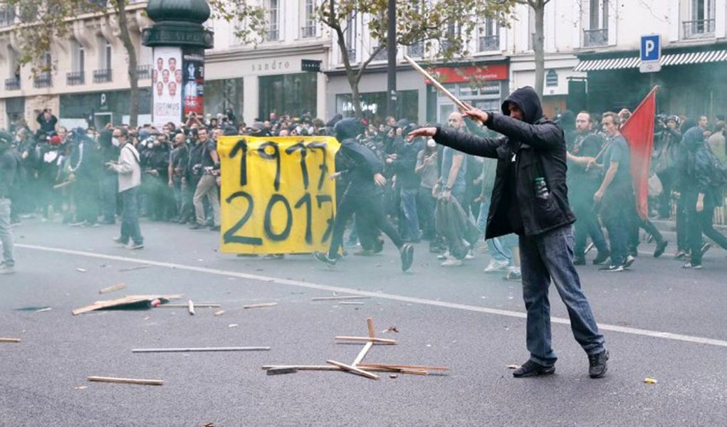 Líderes de centrais sindicais da França prometeram continuar lutando contra uma mudança na lei trabalhista que irá tornar as contratações e demissões mais fáceis, mas reconheceram que o apoio está diminuindo; "Não desistiremos da luta. Não teremos outra onda de manifestações, mas há outras maneiras de combater a lei trabalhista", disse Jean-Claude Mailly, diretor da central Force Ouvrière; uma nova manifestação ocntra a reforma trabalhista está marcada para esta quinta-feira (15) (Foto: Paulo Emílio) Líderes de centrais sindicais da França prometeram continuar lutando contra uma mudança na lei trabalhista que irá tornar as contratações e demissões mais fáceis, mas reconheceram que o apoio está diminuindo; "Não desistiremos da luta. Não teremos outra onda de manifestações, mas há outras maneiras de combater a lei trabalhista", disse Jean-Claude Mailly, diretor da central Force Ouvrière; uma nova manifestação ocntra a reforma trabalhista está marcada para esta quinta-feira (15)