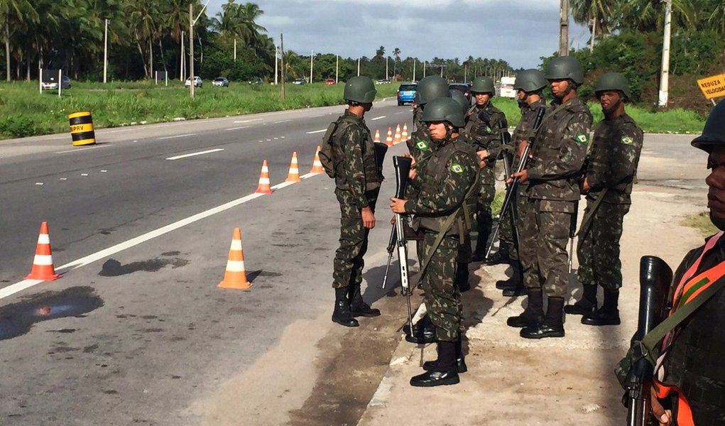 “Não há falhas nas fiscalizações do Exército”; a declaração é do capitão Daniel Muller, chefe do Serviço de Fiscalização de Produtos Controlados (SFPC) do 59º Batalhão de Infantaria Motorizado (59º BIMtz); a afirmação é uma resposta ao governador Renan Filho (PMDB), que cobrou medidas efetivas para melhorar a fiscalização dos explosivos; em Alagoas, de acordo com o Exército, a equipe de fiscalização é formada por 15 homens, que são divididos por funções; são cinco militares que desenvolvem as funções operacionais e administrativas; e mais dez homens preparados para trabalhar diretamente nas vistorias (Foto: Leonardo Lucena) “Não há falhas nas fiscalizações do Exército”; a declaração é do capitão Daniel Muller, chefe do Serviço de Fiscalização de Produtos Controlados (SFPC) do 59º Batalhão de Infantaria Motorizado (59º BIMtz); a afirmação é uma resposta ao governador Renan Filho (PMDB), que cobrou medidas efetivas para melhorar a fiscalização dos explosivos; em Alagoas, de acordo com o Exército, a equipe de fiscalização é formada por 15 homens, que são divididos por funções; são cinco militares que desenvolvem as funções operacionais e administrativas; e mais dez homens preparados para trabalhar diretamente nas vistorias