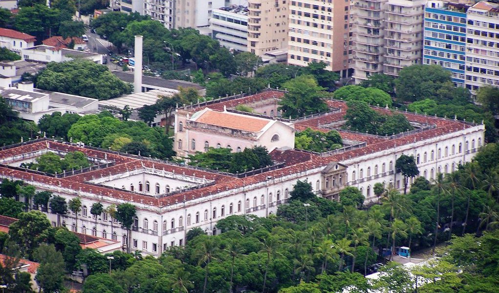 O reitor da UFRJ, Roberto Leher, informou que pediu apoio do Ministério da Educação (MEC) para recuperar as áreas da universidade atingidas por um incêndio; as pró-reitorias de Gestão e Governança e de Extensão, instaladas no oitavo andar da reitoria, na Cidade Universitária, na Ilha do Fundão, ficaram destruídas e mais de 8 mil documentos foram perdidos; na próxima segunda feira (10), Leher apresentará ao MEC uma estimativa de custos para recuperar instalações, acervos e equipamentos destruídos no incêndio e instalar escadas de emergência no prédio da reitoria (Foto: Leonardo Lucena) O reitor da UFRJ, Roberto Leher, informou que pediu apoio do Ministério da Educação (MEC) para recuperar as áreas da universidade atingidas por um incêndio; as pró-reitorias de Gestão e Governança e de Extensão, instaladas no oitavo andar da reitoria, na Cidade Universitária, na Ilha do Fundão, ficaram destruídas e mais de 8 mil documentos foram perdidos; na próxima segunda feira (10), Leher apresentará ao MEC uma estimativa de custos para recuperar instalações, acervos e equipamentos destruídos no incêndio e instalar escadas de emergência no prédio da reitoria
