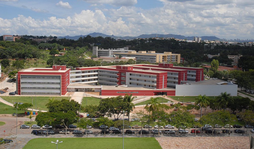 A Universidade Federal de Minas Gerais (UFMG) divulgou um estudo simulando os impactos da Proposta de Emenda à Constituição (PEC) 241, que, se entrar em vigor, vai congelar os gastos públicos pelos próximos 20 anos, sendo a despesa de um ano equivalente à do ano anterior corrigida pela inflação; de acordo com o levantamento, conduzido pela Pró-reitoria de Planejamento e Desenvolvimento (Proplan) da instituição, a universidade teria perdido R$ 774,8 milhões entre os anos de 2006 e 2015 com a configuração proposta pela PEC 241 (Foto: Leonardo Lucena) A Universidade Federal de Minas Gerais (UFMG) divulgou um estudo simulando os impactos da Proposta de Emenda à Constituição (PEC) 241, que, se entrar em vigor, vai congelar os gastos públicos pelos próximos 20 anos, sendo a despesa de um ano equivalente à do ano anterior corrigida pela inflação; de acordo com o levantamento, conduzido pela Pró-reitoria de Planejamento e Desenvolvimento (Proplan) da instituição, a universidade teria perdido R$ 774,8 milhões entre os anos de 2006 e 2015 com a configuração proposta pela PEC 241