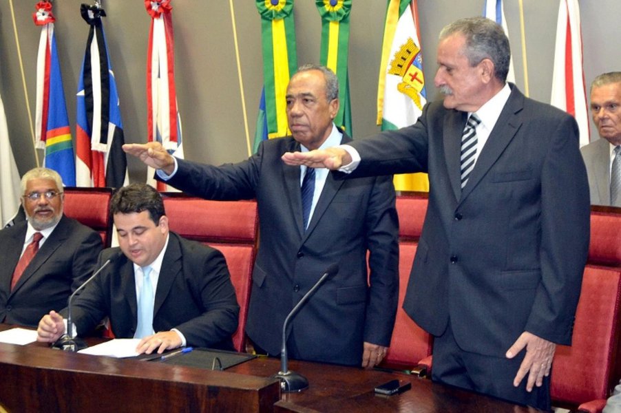 O presidente estadual do PPS, Clóvis Silveira, foi categórico ao afirmar ao 247 que o seu partido não apoiará a reeleição do prefeito João Alves Filho (DEM) caso o candidato a vice-prefeito seja o deputado estadual Robson Viana (PEN) ou o presidente da Câmara, vereador Vinicius Porto (DEM); Clóvis lidera um grupo de sete partidos (PPS, PSDB, PHS, PT do B, SD, PV e PTN) que pleiteia a permanência do vice-prefeito José Carlos Machado (PSDB) na chapa (Foto: Valter Lima) O presidente estadual do PPS, Clóvis Silveira, foi categórico ao afirmar ao 247 que o seu partido não apoiará a reeleição do prefeito João Alves Filho (DEM) caso o candidato a vice-prefeito seja o deputado estadual Robson Viana (PEN) ou o presidente da Câmara, vereador Vinicius Porto (DEM); Clóvis lidera um grupo de sete partidos (PPS, PSDB, PHS, PT do B, SD, PV e PTN) que pleiteia a permanência do vice-prefeito José Carlos Machado (PSDB) na chapa