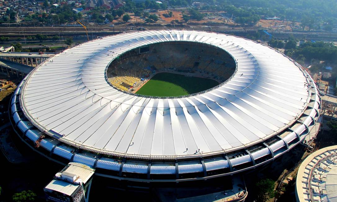 A prefeitura negociará com o governo do Rio de Janeiro para assumir a administração do estádio do Maracanã, depois que a atual concessionária manifestou interesse de devolver a concessão assumida em 2013, disse o prefeito Eduardo Paes neste sábado (9); segundo Paes, as negociações devem evoluir na próxima semana e a ideia é fazer do estádio uma parceria público privada, incluindo clubes de futebol; Paes revelou que já iniciou tratativas com Flamengo e Fluminense, que são usuários do estádio; a dupla teria que se unir a um grupo privado para viabilizar a nova concessão (Foto: Valter Lima) A prefeitura negociará com o governo do Rio de Janeiro para assumir a administração do estádio do Maracanã, depois que a atual concessionária manifestou interesse de devolver a concessão assumida em 2013, disse o prefeito Eduardo Paes neste sábado (9); segundo Paes, as negociações devem evoluir na próxima semana e a ideia é fazer do estádio uma parceria público privada, incluindo clubes de futebol; Paes revelou que já iniciou tratativas com Flamengo e Fluminense, que são usuários do estádio; a dupla teria que se unir a um grupo privado para viabilizar a nova concessão