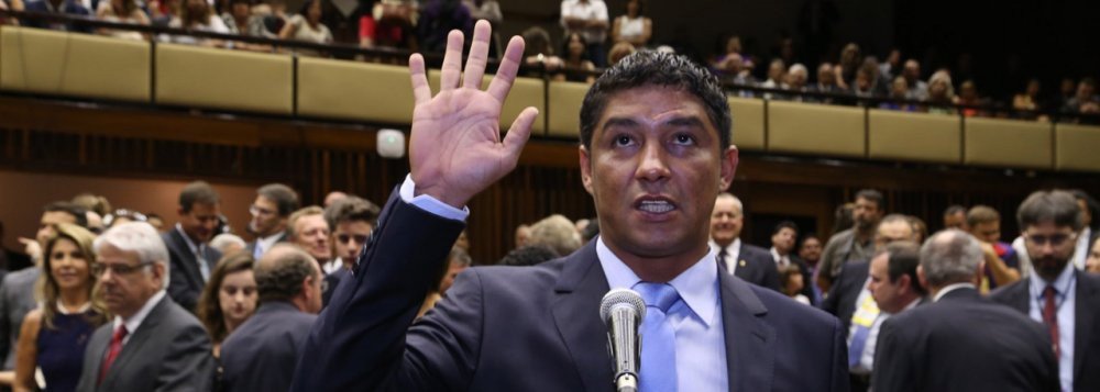 A resolução da perda de mandato do deputado Mário Jardel (PSD) por decoro parlamentar foi suspensa devido a uma liminar concedida pelo Tribunal de Justiça (TJ) do Estado; a decisão atende a um pedido do advogado do parlamentar, Rogério Bassotto, que alegou que o ex-jogador não teve a oportunidade de se defender durante o processo na Assembleia Legislativa; todas as vezes que foi marcado o depoimento de Jardel na Subcomissão de Ética, ele apresentou atestado, já que está em licença-saúde e, portanto, afastado do Legislativo (Foto: Leonardo Lucena) A resolução da perda de mandato do deputado Mário Jardel (PSD) por decoro parlamentar foi suspensa devido a uma liminar concedida pelo Tribunal de Justiça (TJ) do Estado; a decisão atende a um pedido do advogado do parlamentar, Rogério Bassotto, que alegou que o ex-jogador não teve a oportunidade de se defender durante o processo na Assembleia Legislativa; todas as vezes que foi marcado o depoimento de Jardel na Subcomissão de Ética, ele apresentou atestado, já que está em licença-saúde e, portanto, afastado do Legislativo