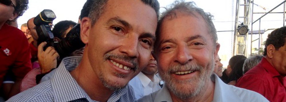 O ex-presidente Lula receberá no próximo dia 11 o título de 'cidadão juazeirense', por iniciativa do vereador de Juazeiro-BA Tiano Félix (PT); Lula visitará a cidade para um ato público em defesa da democracia e do mandato da presidente Dilma Rousseff, com caravanas de diversos estados do Nordeste; na justificativa do projeto, o vereador Tiano diz que "Lula foi reconhecido por ser uma das maiores lideranças políticas do mundo" (Foto: Romulo Faro) O ex-presidente Lula receberá no próximo dia 11 o título de 'cidadão juazeirense', por iniciativa do vereador de Juazeiro-BA Tiano Félix (PT); Lula visitará a cidade para um ato público em defesa da democracia e do mandato da presidente Dilma Rousseff, com caravanas de diversos estados do Nordeste; na justificativa do projeto, o vereador Tiano diz que "Lula foi reconhecido por ser uma das maiores lideranças políticas do mundo"