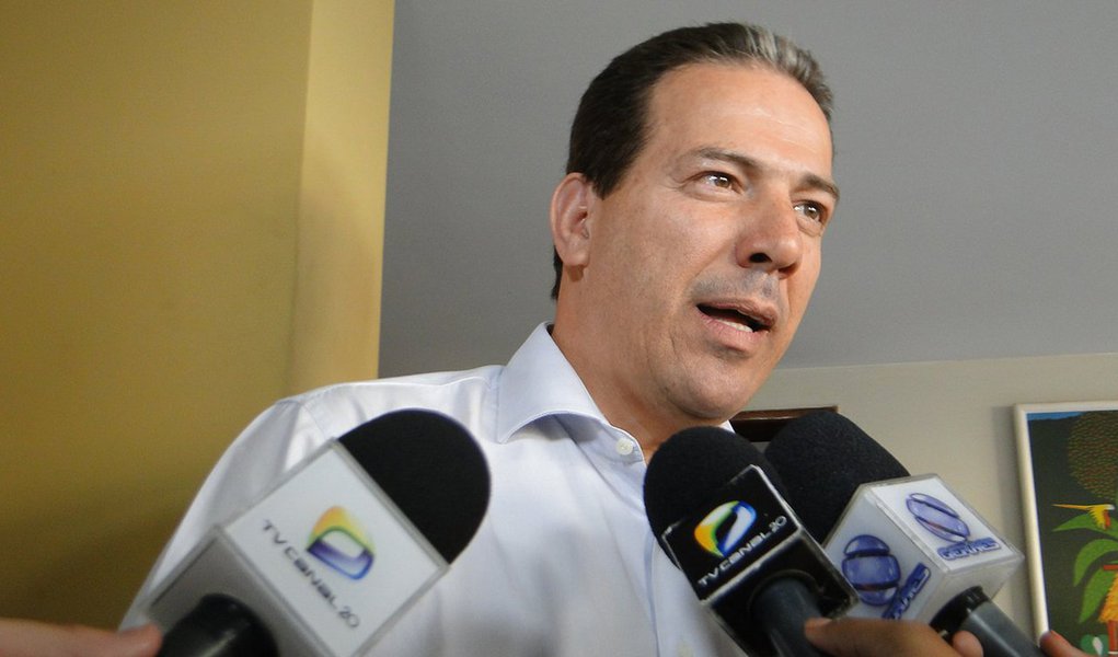 O prefeito afastado de Montes Claros Ruy Muniz (PSB) virou foragido da Justiça, que decretou sua prisão na Operação Tolerância Zero, deflagrada nesta quinta (15); ele foi elogiado pela mulher, a deputada Raquel Muniz (PSD/MG), na sessão da Câmara que votou pela aprovação do processo de impeachment de Dilma Rousseff em abril passado; Ruy Muniz foi alvo de mais um mandado de prisão, o segundo somente neste ano (Foto: Valter Lima) O prefeito afastado de Montes Claros Ruy Muniz (PSB) virou foragido da Justiça, que decretou sua prisão na Operação Tolerância Zero, deflagrada nesta quinta (15); ele foi elogiado pela mulher, a deputada Raquel Muniz (PSD/MG), na sessão da Câmara que votou pela aprovação do processo de impeachment de Dilma Rousseff em abril passado; Ruy Muniz foi alvo de mais um mandado de prisão, o segundo somente neste ano