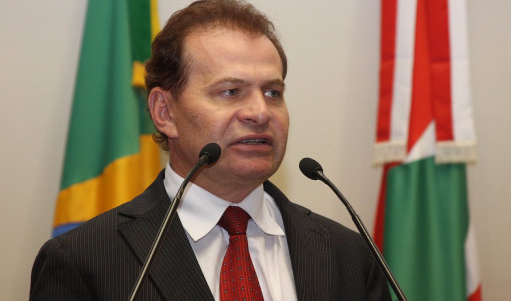 O ex-deputado estadual e ex-secretário de Turismo, Cultura e Esporte de Santa Catarina Gilmar Knaesel (PSDB) foi preso em Florianópolis por conta de um inquérito policial que investiga desvios e irregularidades em subvenções sociais; a informação foi confirmada pela Secretaria de Segurança Pública do Estado e pelo advogado do político, Marlon Charles Bertol; em março deste ano, irregularidades na prestação de contas de recursos públicos repassados à Associação Amigos do Esporte Amador de Jaraguá do Sul levaram o TCE-SC a condenar o presidente da entidade, Sérgio Luís da Silva, e o ex-deputado Gilmar Knaesel a devolverem R$ 190 mil aos cofres públicos; o parlamentar está detido na Diretoria Estadual de Investigações Criminais (Deic) (Foto: Leonardo Lucena) O ex-deputado estadual e ex-secretário de Turismo, Cultura e Esporte de Santa Catarina Gilmar Knaesel (PSDB) foi preso em Florianópolis por conta de um inquérito policial que investiga desvios e irregularidades em subvenções sociais; a informação foi confirmada pela Secretaria de Segurança Pública do Estado e pelo advogado do político, Marlon Charles Bertol; em março deste ano, irregularidades na prestação de contas de recursos públicos repassados à Associação Amigos do Esporte Amador de Jaraguá do Sul levaram o TCE-SC a condenar o presidente da entidade, Sérgio Luís da Silva, e o ex-deputado Gilmar Knaesel a devolverem R$ 190 mil aos cofres públicos; o parlamentar está detido na Diretoria Estadual de Investigações Criminais (Deic)