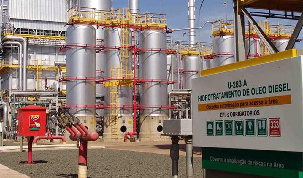 Pesquisa Industrial Anual – Produto (PIA Produto 2014), do Instituto Brasileiro de Geografia e Estatística (IBGE) revelou que o Brasil tinha em 2014 41,2 mil empresas industriais com 30 ou mais pessoas ocupadas; em suas 51,4 mil unidades produtivas, essas empresas comercializaram 3.441 diferentes tipos de produtos, que geraram receita de R$ 2,2 trilhões; levantamento indica que, pelo valor de venda, o óleo diesel manteve em 2014 a liderança do ranking industrial, respondendo por 3,5% dos R$ 2,2 trilhões gerados de receita pelo setor industrial – o equivalente a R$ 75,1 bilhões (Foto: Paulo Emílio) Pesquisa Industrial Anual – Produto (PIA Produto 2014), do Instituto Brasileiro de Geografia e Estatística (IBGE) revelou que o Brasil tinha em 2014 41,2 mil empresas industriais com 30 ou mais pessoas ocupadas; em suas 51,4 mil unidades produtivas, essas empresas comercializaram 3.441 diferentes tipos de produtos, que geraram receita de R$ 2,2 trilhões; levantamento indica que, pelo valor de venda, o óleo diesel manteve em 2014 a liderança do ranking industrial, respondendo por 3,5% dos R$ 2,2 trilhões gerados de receita pelo setor industrial – o equivalente a R$ 75,1 bilhões