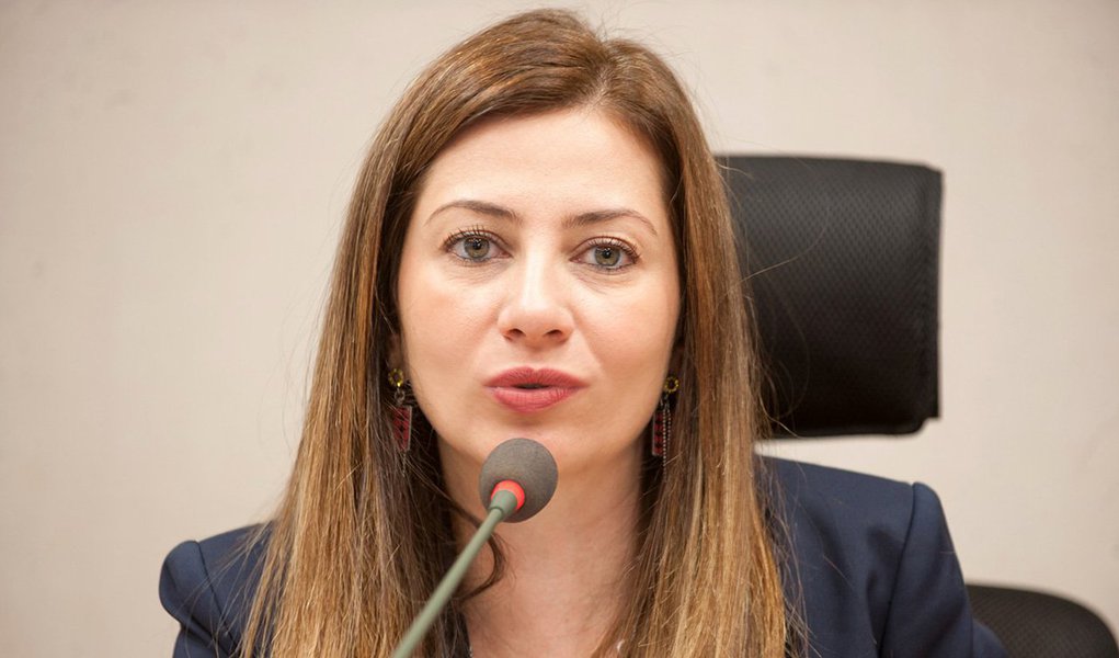 A deputada distrital Sandra Faraj (SD), da bancada evangélica, enviou ofício a um colégio de ensino médio de Ceilândia para questionar um trabalho escolar que tratava sobre homofobia; professores e entidades em defesa da educação ficaram revoltados com a interferência da parlamentar na escolha do conteúdo pedagógico; a parlamentar disse ter recebido reclamações em seu gabinete com relação ao assunto e enviou ofício à direção da escola pedindo "esclarecimentos" e "providências legais cabíveis"; sindicatos dos professores acusa a deputada de intimidar e constranger os docentes (Foto: Leonardo Lucena) A deputada distrital Sandra Faraj (SD), da bancada evangélica, enviou ofício a um colégio de ensino médio de Ceilândia para questionar um trabalho escolar que tratava sobre homofobia; professores e entidades em defesa da educação ficaram revoltados com a interferência da parlamentar na escolha do conteúdo pedagógico; a parlamentar disse ter recebido reclamações em seu gabinete com relação ao assunto e enviou ofício à direção da escola pedindo "esclarecimentos" e "providências legais cabíveis"; sindicatos dos professores acusa a deputada de intimidar e constranger os docentes