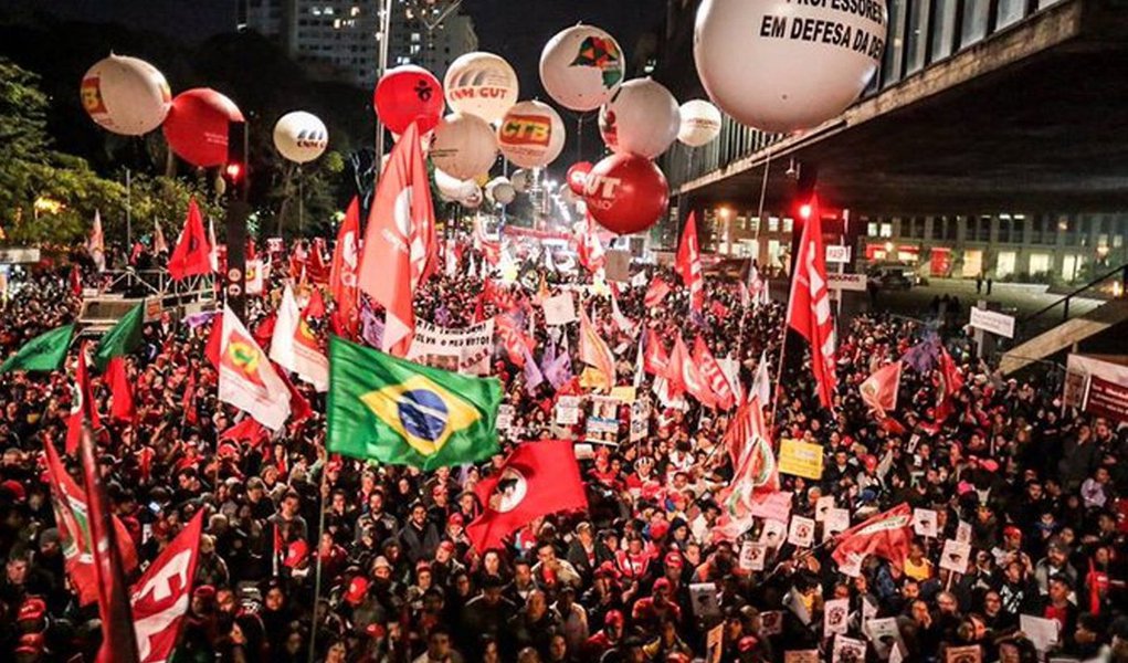 CUT, CTB, UGT, Força Sindical, Nova Central, CSP-Conlutas e Intersindical, Frente Brasil Popular e Frente Povo sem Medo promovem nesta quinta-feira (22) um dia nacional de paralisação contra as propostas de reforma trabalhista que vêm sendo anunciadas pelo governo Michel Temer; mobilização intitulada por "Nenhum Direito a Menos" inclui paralisações, atrasos na entrada, assembleias nas portas das empresas, passeatas e manifestações, como forma de construir um entendimento para uma greve geral no país (Foto: Paulo Emílio) CUT, CTB, UGT, Força Sindical, Nova Central, CSP-Conlutas e Intersindical, Frente Brasil Popular e Frente Povo sem Medo promovem nesta quinta-feira (22) um dia nacional de paralisação contra as propostas de reforma trabalhista que vêm sendo anunciadas pelo governo Michel Temer; mobilização intitulada por "Nenhum Direito a Menos" inclui paralisações, atrasos na entrada, assembleias nas portas das empresas, passeatas e manifestações, como forma de construir um entendimento para uma greve geral no país