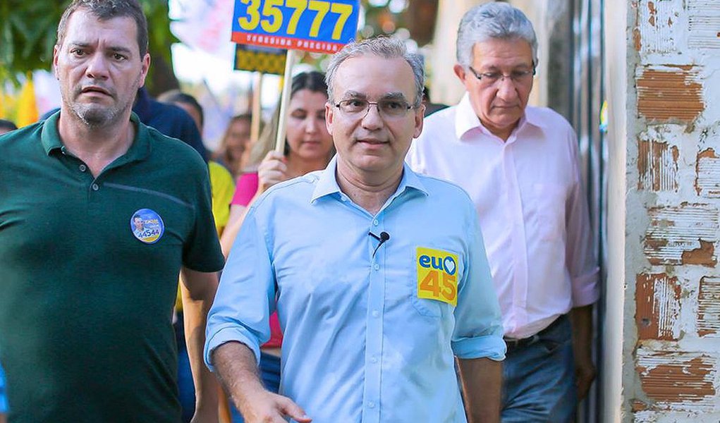 A segunda pesquisa Ibope divulgada apontou o prefeito de Teresina e candidato à reeleição, Firmino Filho (PSDB), em primeiro lugar, com 48% das intenções devotos, seguido por Dr. Pessoa (PSD), com 31%, e por Amadeu Campos (PTB), com 10% (Foto: Leonardo Lucena) A segunda pesquisa Ibope divulgada apontou o prefeito de Teresina e candidato à reeleição, Firmino Filho (PSDB), em primeiro lugar, com 48% das intenções devotos, seguido por Dr. Pessoa (PSD), com 31%, e por Amadeu Campos (PTB), com 10%