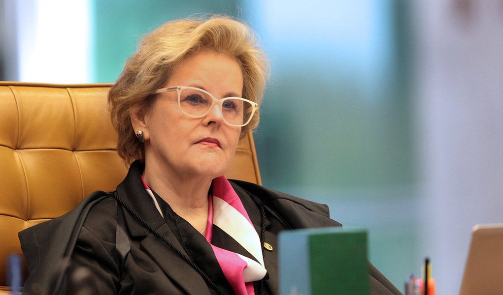 A ministra do STF Rosa Weber deferiu a liminar do jornal Gazeta do Povo para que as 42 ações contra o veículo e cinco profissionais sejam suspensas; a ministra reconsiderou sua decisão anterior que permitia que os processos fossem julgados pela Justiça estadual. Ela deve determinar se as ações serão julgadas pelo STF ou pela Justiça do Paraná; as ações foram propostas depois que o jornal publicou uma série de reportagens que mostrava a remuneração paga pelo TJ e pelo MP-PR; segundo as publicações, magistrados receberam, em média, mais de R$ 500 mil em 2015 (Foto: Leonardo Lucena) A ministra do STF Rosa Weber deferiu a liminar do jornal Gazeta do Povo para que as 42 ações contra o veículo e cinco profissionais sejam suspensas; a ministra reconsiderou sua decisão anterior que permitia que os processos fossem julgados pela Justiça estadual. Ela deve determinar se as ações serão julgadas pelo STF ou pela Justiça do Paraná; as ações foram propostas depois que o jornal publicou uma série de reportagens que mostrava a remuneração paga pelo TJ e pelo MP-PR; segundo as publicações, magistrados receberam, em média, mais de R$ 500 mil em 2015