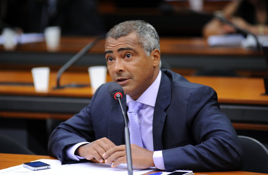 Senador fechou articulação com o PSB nacional e anuncia na próxima segunda-feira sua candidatura à Prefeitura do Rio de Janeiro; disputa pela sucessão de Eduardo Paes (PMDB) já tem nove pré-candidatos até o momento; chapas só serão definidas em julho (Foto: Gisele Federicce) Senador fechou articulação com o PSB nacional e anuncia na próxima segunda-feira sua candidatura à Prefeitura do Rio de Janeiro; disputa pela sucessão de Eduardo Paes (PMDB) já tem nove pré-candidatos até o momento; chapas só serão definidas em julho