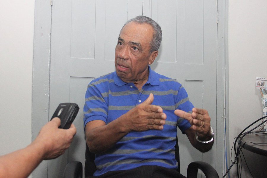 Após dois anos de reajustes em torno de 30%, o prefeito João Alves Filho (DEM) enviou à Câmara nesta quinta (16) projeto de lei que congela o aumento do IPTU durante quatro anos; a propositura, enviada aos vereadores justamente em ano eleitoral, barra o reajuste do imposto que estava previsto para ocorrer até 2022; candidato à reeleição, João tenta se desvincular da péssima repercussão do aumento do IPTU, que incidiu sobre o imposto tanto em 2015 quanto em 2016; chama a atenção que o prefeito não tenha se preocupado antes com os efeitos da crise econômica sobre os aracajuanos, passando a ter esta sensibilidade apenas agora, há pouco mais de 90 dias para as eleições municipais (Foto: Valter Lima) Após dois anos de reajustes em torno de 30%, o prefeito João Alves Filho (DEM) enviou à Câmara nesta quinta (16) projeto de lei que congela o aumento do IPTU durante quatro anos; a propositura, enviada aos vereadores justamente em ano eleitoral, barra o reajuste do imposto que estava previsto para ocorrer até 2022; candidato à reeleição, João tenta se desvincular da péssima repercussão do aumento do IPTU, que incidiu sobre o imposto tanto em 2015 quanto em 2016; chama a atenção que o prefeito não tenha se preocupado antes com os efeitos da crise econômica sobre os aracajuanos, passando a ter esta sensibilidade apenas agora, há pouco mais de 90 dias para as eleições municipais