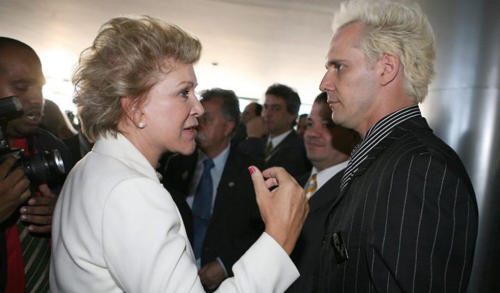 "Minha mãe é golpista, meu pai é petista e eu sou anarquista. Momentos políticos difíceis, né", diz o cantor em um vídeo publicado em sua página no Facebook; candidata à Prefeitura de São Paulo pelo PMDB, Marta Suplicy, ex-petista, votou pelo impeachment de Dilma Rousseff no Senado; seu voto também foi criticado pelo ex-marido, o ex-senador Eduardo Suplicy; assista (Foto: Gisele Federicce) "Minha mãe é golpista, meu pai é petista e eu sou anarquista. Momentos políticos difíceis, né", diz o cantor em um vídeo publicado em sua página no Facebook; candidata à Prefeitura de São Paulo pelo PMDB, Marta Suplicy, ex-petista, votou pelo impeachment de Dilma Rousseff no Senado; seu voto também foi criticado pelo ex-marido, o ex-senador Eduardo Suplicy; assista