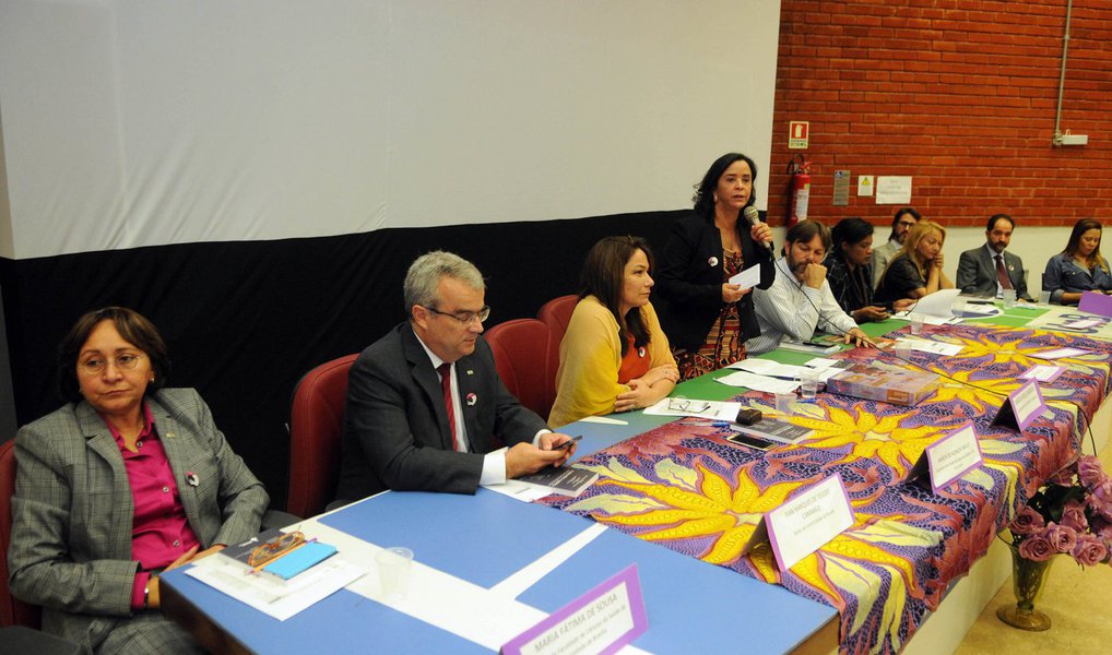 O governo do Distrito Federal lançou o Núcleo de Enfrentamento ao Feminicídio, com o objetivo é desenvolver e fomentar ações, programas e políticas para prevenir, investigar, processar e julgar a morte violenta de mulheres, travestis e transexuais identificadas com o gênero feminino; a solenidade ocorreu na Faculdade de Ciências de Saúde da UnB, na Asa Norte. A portaria de criação do grupo foi publicada no Diário Oficial do Distrito Federal; a secretária da Segurança Pública, Márcia de Alencar Araújo, presidirá os trabalhos do Núcleo de Enfrentamento ao Feminicídio, que será vinculado à Câmara Técnica de Monitoramento de Homicídios do Viva Brasília – Nosso Pacto Pela Vida, principal programa da pasta (Foto: Leonardo Lucena) O governo do Distrito Federal lançou o Núcleo de Enfrentamento ao Feminicídio, com o objetivo é desenvolver e fomentar ações, programas e políticas para prevenir, investigar, processar e julgar a morte violenta de mulheres, travestis e transexuais identificadas com o gênero feminino; a solenidade ocorreu na Faculdade de Ciências de Saúde da UnB, na Asa Norte. A portaria de criação do grupo foi publicada no Diário Oficial do Distrito Federal; a secretária da Segurança Pública, Márcia de Alencar Araújo, presidirá os trabalhos do Núcleo de Enfrentamento ao Feminicídio, que será vinculado à Câmara Técnica de Monitoramento de Homicídios do Viva Brasília – Nosso Pacto Pela Vida, principal programa da pasta
