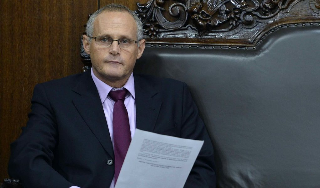O dinheiro liberado pelo governo federal, de R$ 2,9 bilhões, será destinado pelo secretário estadual de Segurança, José Mariano Beltrame, ao pagamento de salários dos policiais; o Ministério do Planejamento ainda estuda detalhes técnicos, mas disse que a transferência dos recursos dever ser feita nos próximos dias; "Pagar o salário do servidor, pagar a premiação e o regime adicional de serviço. Posteriormente a isso, descentralizar o recurso, imediatamente, para as duas instituições, para que elas honrem seus compromissos que tão bastante atrasados. Eu acho que a partir daí a gente pode trabalhar com muito mais tranquilidade" (Foto: Leonardo Lucena) O dinheiro liberado pelo governo federal, de R$ 2,9 bilhões, será destinado pelo secretário estadual de Segurança, José Mariano Beltrame, ao pagamento de salários dos policiais; o Ministério do Planejamento ainda estuda detalhes técnicos, mas disse que a transferência dos recursos dever ser feita nos próximos dias; "Pagar o salário do servidor, pagar a premiação e o regime adicional de serviço. Posteriormente a isso, descentralizar o recurso, imediatamente, para as duas instituições, para que elas honrem seus compromissos que tão bastante atrasados. Eu acho que a partir daí a gente pode trabalhar com muito mais tranquilidade"