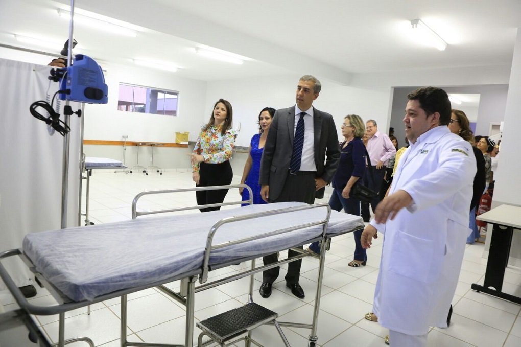 Governador em exercício esteve na solenidade que oficializa entrega à população da Unidade de Pronto Atendimento (UPA) Dilson Alberto de Sousa, no Setor Soares, em Trindade; unidade atenderá 24 horas cerca de 55 bairros da região Leste da capital da fé, com mais de 70 mil habitantes; “Goiás conta com rede de saúde que nenhum outro estado tem”; segundo ele, “a política quando realizada com objetivo de servir as pessoas, os resultados aparecem”; em Itaberaí, esteve no ato que inaugurou novas instalações do Hospital Municipal Gilberto Caldas, que passou por reforma e ampliação (Foto: José Barbacena) Governador em exercício esteve na solenidade que oficializa entrega à população da Unidade de Pronto Atendimento (UPA) Dilson Alberto de Sousa, no Setor Soares, em Trindade; unidade atenderá 24 horas cerca de 55 bairros da região Leste da capital da fé, com mais de 70 mil habitantes; “Goiás conta com rede de saúde que nenhum outro estado tem”; segundo ele, “a política quando realizada com objetivo de servir as pessoas, os resultados aparecem”; em Itaberaí, esteve no ato que inaugurou novas instalações do Hospital Municipal Gilberto Caldas, que passou por reforma e ampliação