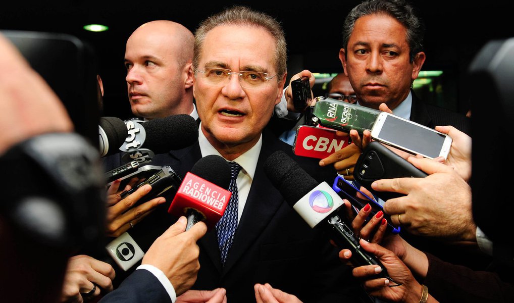 O presidente do Senado, Renan Calheiros (PMDB-AL) disse nesta terça (21) que o pedido de impeachment do procurador-geral da República, Rodrigo Janot, protocolado na semana passada, recebeu ontem (20) um aditamento e que o documento será enviado para análise da advocacia do Senado para emissão de parecer; “Esse pedido foi aditado ontem e hoje eu vou mandar para a Advocacia-Geral do Senado para emitir parecer”, disse; Renan negou que a demora na análise seja uma tentativa de intimidação a Janot; “Quem me conhece sabe que eu não sou de ameaçar. Absolutamente, esse verbo não faz parte do meu dicionário”, afirmou (Foto: Valter Lima) O presidente do Senado, Renan Calheiros (PMDB-AL) disse nesta terça (21) que o pedido de impeachment do procurador-geral da República, Rodrigo Janot, protocolado na semana passada, recebeu ontem (20) um aditamento e que o documento será enviado para análise da advocacia do Senado para emissão de parecer; “Esse pedido foi aditado ontem e hoje eu vou mandar para a Advocacia-Geral do Senado para emitir parecer”, disse; Renan negou que a demora na análise seja uma tentativa de intimidação a Janot; “Quem me conhece sabe que eu não sou de ameaçar. Absolutamente, esse verbo não faz parte do meu dicionário”, afirmou