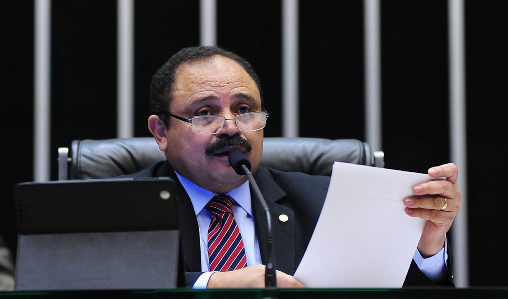 O presidente interino da Câmara, Waldir Maranhão (PP-MA), exonerou nesta terça (21) o diretor-executivo de Comunicação Social da Casa, Claudio Lessa; a demissão ocorreu após a TV Câmara ter transmitido ao vivo, em seu canal no Youtube e no canal alternativo da TV digital, as cerca de duas horas do pronunciamento e entrevista coletiva do presidente afastado da Câmara, Eduardo Cunha (PMDB-RJ) (Foto: Valter Lima) O presidente interino da Câmara, Waldir Maranhão (PP-MA), exonerou nesta terça (21) o diretor-executivo de Comunicação Social da Casa, Claudio Lessa; a demissão ocorreu após a TV Câmara ter transmitido ao vivo, em seu canal no Youtube e no canal alternativo da TV digital, as cerca de duas horas do pronunciamento e entrevista coletiva do presidente afastado da Câmara, Eduardo Cunha (PMDB-RJ)
