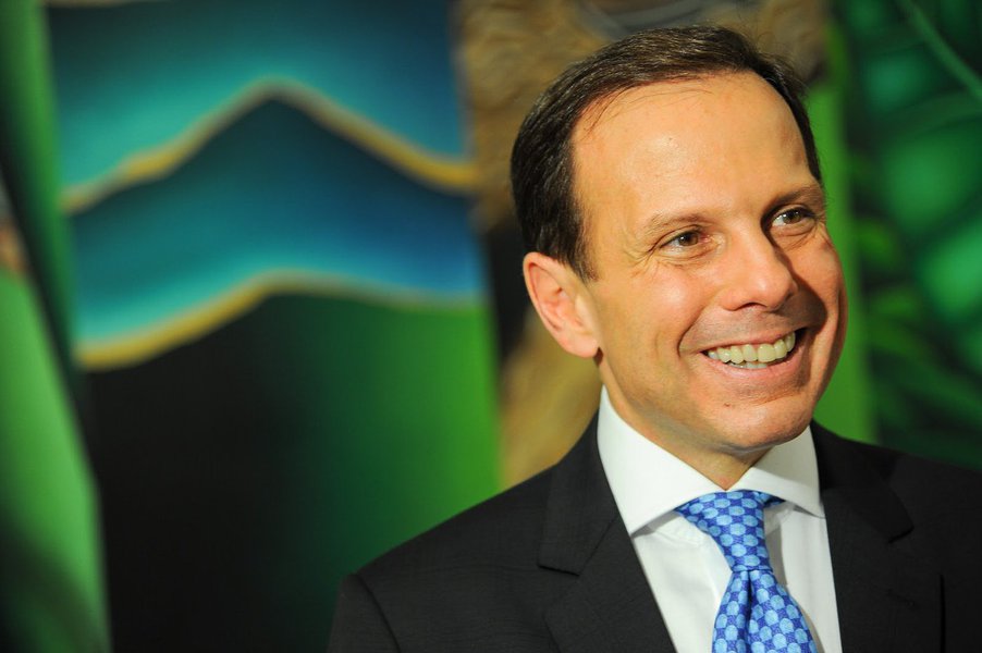 Embora tenha declarado um patrimônio de R$ 179 milhões, o candidato do PSDB à prefeitura de São Paulo, João Doria Júnior, omitiu a propriedade de um apartamento de US$ 11 milhões em Miami; sua casa, em São Paulo, também foi declarada por um quarto do valor real, que é de R$ 45,9 milhões; escolhido por Geraldo Alckmin numa guerra interna do PSDB, que acabou empurrando o vereador Andrea Matarazzo para o PSD, Doria também foi citado no escândalo dos "Panamá Papers", como dono de uma empresa offshore naquele País; para os advogados de Doria, a declaração de bens à Justiça Eleitoral foi feita de acordo com a lei (Foto: Leonardo Attuch) www.brasil247.com - Embora tenha declarado um patrimônio de R$ 179 milhões, o candidato do PSDB à prefeitura de São Paulo, João Doria Júnior, omitiu a propriedade de um apartamento de US$ 11 milhões em Miami; sua casa, em São Paulo, também foi declarada por um quarto do valor real, que é de R$ 45,9 milhões; escolhido por Geraldo Alckmin numa guerra interna do PSDB, que acabou empurrando o vereador Andrea Matarazzo para o PSD, Doria também foi citado no escândalo dos "Panamá Papers", como dono de uma empresa offshore naquele País; para os advogados de Doria, a declaração de bens à Justiça Eleitoral foi feita de acordo com a lei