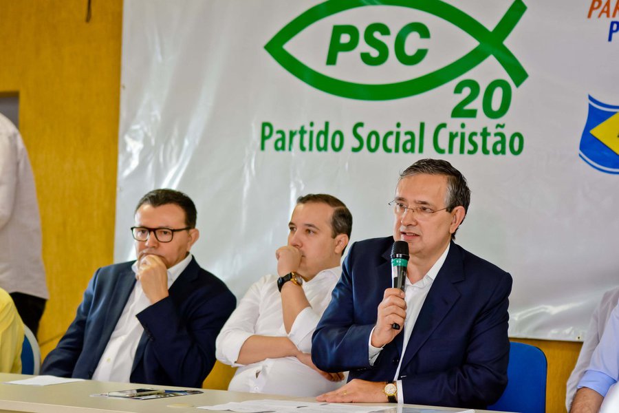 O senador Eduardo Amorim (PSC) disse nesta quarta (27) não ter se arrependido de ter dado apoio ao prefeito João Alves Filho (DEM) no pleito de 2012; mas frisou que agora é “hora de mudar de rumo”; ele rechaçou que a decisão em prol de uma aliança com o PSB – ao invés de um acordo com o DEM – seja incoerente; ao negar que exista incoerência, Amorim citou a adesão de vereadores que foram líderes da bancada de João Alves Filho na Câmara, mas que optaram por apoiar a pré-candidatura de Valadares Filho (Foto: Valter Lima) O senador Eduardo Amorim (PSC) disse nesta quarta (27) não ter se arrependido de ter dado apoio ao prefeito João Alves Filho (DEM) no pleito de 2012; mas frisou que agora é “hora de mudar de rumo”; ele rechaçou que a decisão em prol de uma aliança com o PSB – ao invés de um acordo com o DEM – seja incoerente; ao negar que exista incoerência, Amorim citou a adesão de vereadores que foram líderes da bancada de João Alves Filho na Câmara, mas que optaram por apoiar a pré-candidatura de Valadares Filho