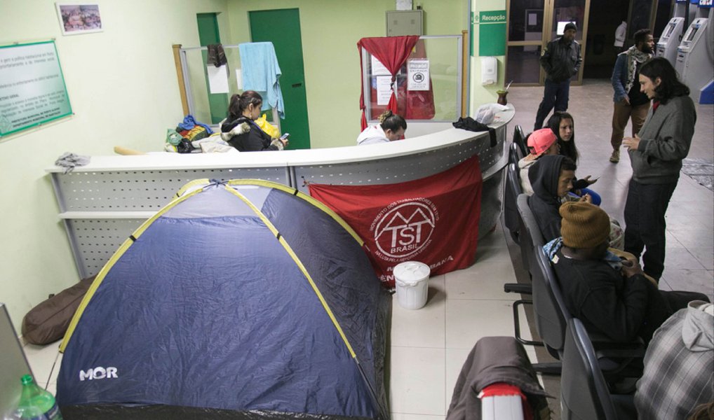 A juíza Karla Aveline de Oliveira, da 5ª Vara da Fazenda Pública, visitou a sede do Departamento Municipal de Habitação (Demhab) para buscar informações a respeito da situação do prédio, ocupado por movimentos em defesa de moradia popular e moradores de áreas disputadas na Justiça; segundo a assessoria da juíza, Karla Aveline fez a inspeção judicial protocolar do processo; presente na visita, o promotor de justiça Heriberto Ross Maciel pediu vistas no processo para emitir um parecer sobre o caso; em consequência, a decisão da juíza sobre a reintegração de posse, positiva ou negativa, deve ser tomada apenas na sexta-feira (22) (Foto: Leonardo Lucena) A juíza Karla Aveline de Oliveira, da 5ª Vara da Fazenda Pública, visitou a sede do Departamento Municipal de Habitação (Demhab) para buscar informações a respeito da situação do prédio, ocupado por movimentos em defesa de moradia popular e moradores de áreas disputadas na Justiça; segundo a assessoria da juíza, Karla Aveline fez a inspeção judicial protocolar do processo; presente na visita, o promotor de justiça Heriberto Ross Maciel pediu vistas no processo para emitir um parecer sobre o caso; em consequência, a decisão da juíza sobre a reintegração de posse, positiva ou negativa, deve ser tomada apenas na sexta-feira (22)