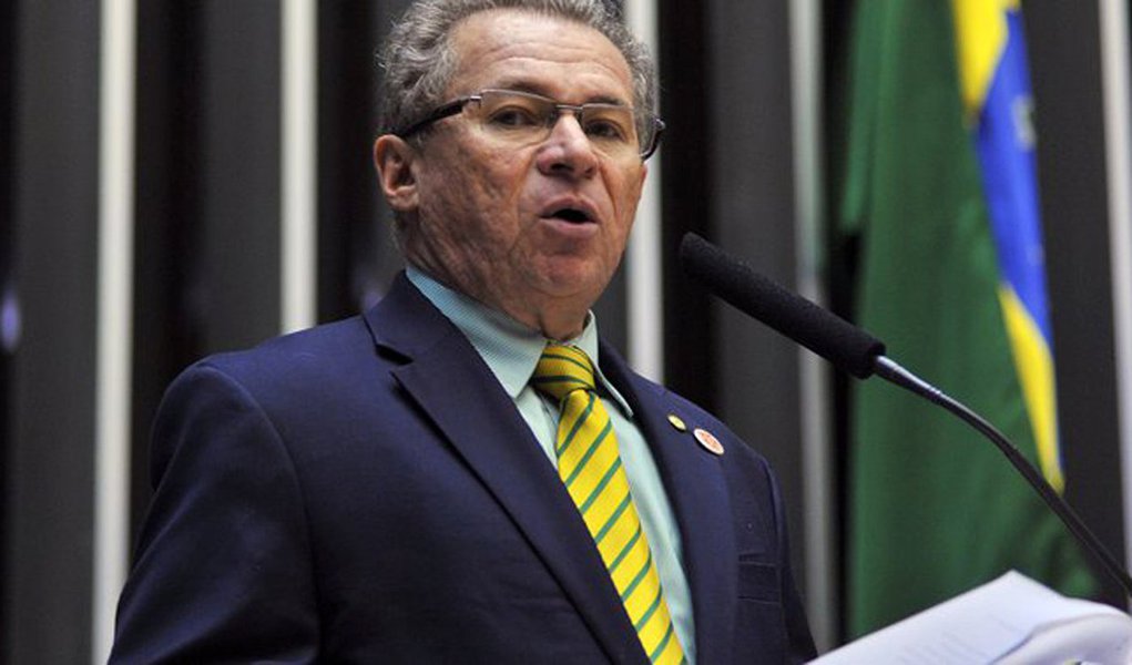 O plenário da Câmara dos Deputados concluiu a votação, em primeiro turno, da PEC 241, que congela os gastos públicos pelos próximos 20 anos;da bancada piauiense, dez votaram a favor da PEC, e somente o deputado federal Assis Carvalho (PT) votou contra, já o deputado Silas Freitas não compareceu à votação; os deputados Átila Lira (PSB), Heráclito Fortes PSB, Iracema Portella (PP), Júlio Cesar (PSD), Maia Filho (PP), Marcelo Castro (PMDB), Paes Landim (PTB), Rodrigo Martins (PSB) votaram pela aprovação da PEC. (Foto: Leonardo Lucena) O plenário da Câmara dos Deputados concluiu a votação, em primeiro turno, da PEC 241, que congela os gastos públicos pelos próximos 20 anos;da bancada piauiense, dez votaram a favor da PEC, e somente o deputado federal Assis Carvalho (PT) votou contra, já o deputado Silas Freitas não compareceu à votação; os deputados Átila Lira (PSB), Heráclito Fortes PSB, Iracema Portella (PP), Júlio Cesar (PSD), Maia Filho (PP), Marcelo Castro (PMDB), Paes Landim (PTB), Rodrigo Martins (PSB) votaram pela aprovação da PEC.