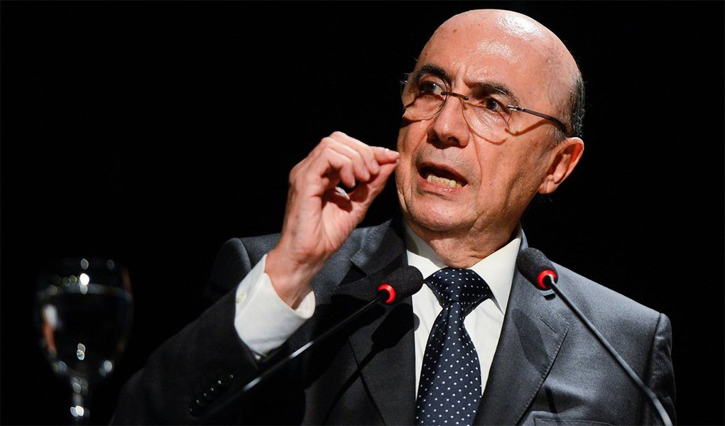 O ministro da Fazenda, Henrique Meirelles, reiterou nesta segunda-feira a confiança de que a Proposta de Emenda à Constituição (PEC) que limita os gastos públicos será aprovada, mas apontou que o governo avaliará elevar impostos se isso não ocorrer; falando a jornalistas em Nova York, onde participa de encontros com investidores, Meirelles ecoou as declarações feitas mais cedo por Michel Temer; "Se a PEC não for aprovada, terão que ser contempladas outras possibilidades e todas muito mais sérias e piores do que o teto", afirmou (Foto: Gisele Federicce) O ministro da Fazenda, Henrique Meirelles, reiterou nesta segunda-feira a confiança de que a Proposta de Emenda à Constituição (PEC) que limita os gastos públicos será aprovada, mas apontou que o governo avaliará elevar impostos se isso não ocorrer; falando a jornalistas em Nova York, onde participa de encontros com investidores, Meirelles ecoou as declarações feitas mais cedo por Michel Temer; "Se a PEC não for aprovada, terão que ser contempladas outras possibilidades e todas muito mais sérias e piores do que o teto", afirmou