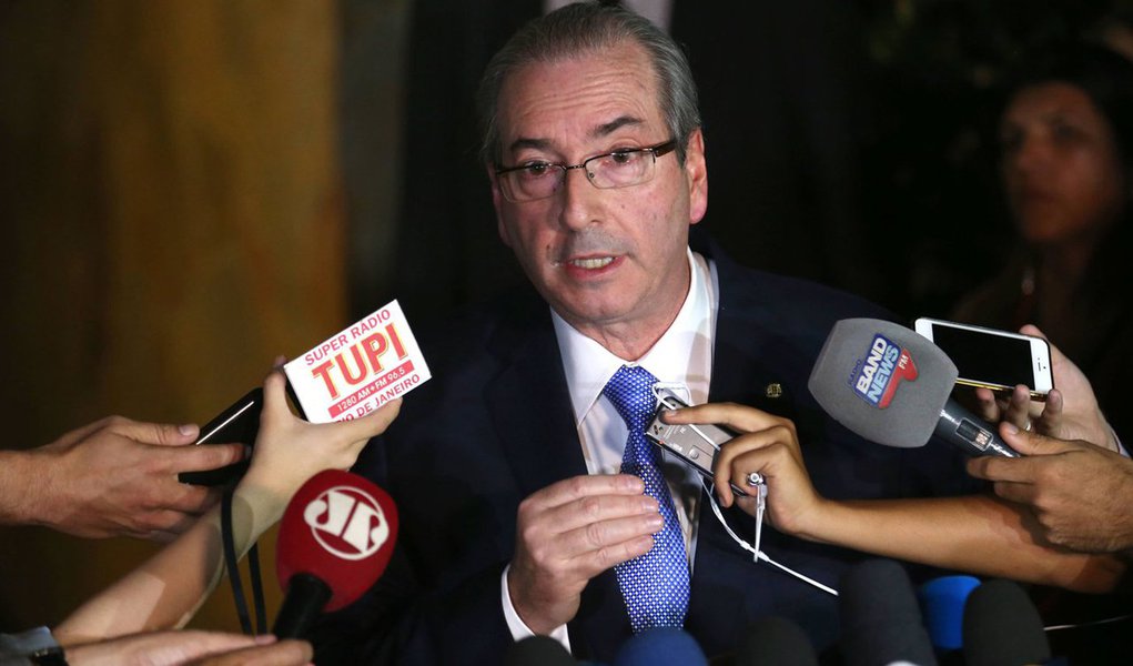 Pressionado pela Lava Jato e pela votação no plenário de sua cassação, o presidente afastado da Câmara, Eduardo Cunha (PMDB-RJ), prepara um pronunciamento à imprensa para esta segunda-feira (20), sem confirmação de horário; a reaparição pública do peemedebista aumenta os rumores sobre uma eventual renúncia dele ao comando da Casa, segundo o Congresso em Foco (Foto: Roberta Namour) Pressionado pela Lava Jato e pela votação no plenário de sua cassação, o presidente afastado da Câmara, Eduardo Cunha (PMDB-RJ), prepara um pronunciamento à imprensa para esta segunda-feira (20), sem confirmação de horário; a reaparição pública do peemedebista aumenta os rumores sobre uma eventual renúncia dele ao comando da Casa, segundo o Congresso em Foco