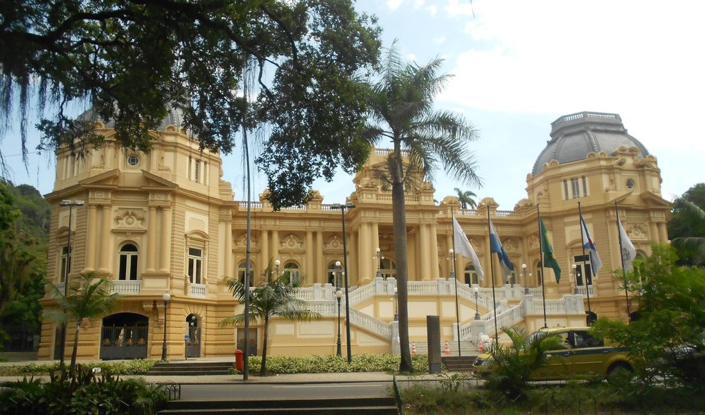 O governo do estado do Rio de Janeiro tem três dias para depositar os benefícios, referentes ao mês de maio, do Programa Morar Seguro, que instituiu o aluguel social;éÉ o que determina uma liminar obtida pela Defensoria Pública junto à 13ª Vara de Fazenda Pública da comarca da capital; a decisão vai beneficiar pelo menos 10 mil famílias atualmente cadastradas; segundo o defensor público João Helvecio de Carvalho, que atuou no caso, muitas foram incluídas no programa após perderem suas casas em razão de tragédias naturais, como desmoronamentos de encostas e enchentes (Foto: Leonardo Lucena) O governo do estado do Rio de Janeiro tem três dias para depositar os benefícios, referentes ao mês de maio, do Programa Morar Seguro, que instituiu o aluguel social;éÉ o que determina uma liminar obtida pela Defensoria Pública junto à 13ª Vara de Fazenda Pública da comarca da capital; a decisão vai beneficiar pelo menos 10 mil famílias atualmente cadastradas; segundo o defensor público João Helvecio de Carvalho, que atuou no caso, muitas foram incluídas no programa após perderem suas casas em razão de tragédias naturais, como desmoronamentos de encostas e enchentes