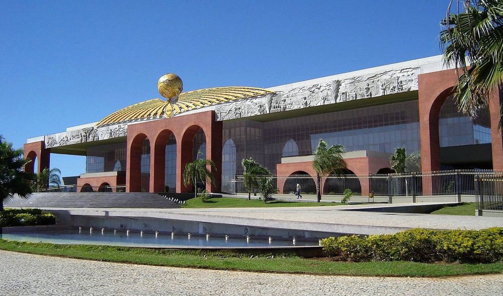 A Federação dos Sindicatos de Servidores Públicos do Tocantins (Fesserto) protocolou e entregou ao governo estadual uma contraproposta para o pagamento da database 2016 e os retroativos de 2015 e 2016; a proposta requer o pagamento da database de 2016, a ser realizado ainda este ano, em três parcelas iguais nos meses de outubro, novembro e dezembro; ainda segundo a proposta, os retroativos de 2015 e 2016 devem ser pagos durante o exercício de 2017; o ofício foi entregue na Secretaria Geral de Governo (Foto: Leonardo Lucena) A Federação dos Sindicatos de Servidores Públicos do Tocantins (Fesserto) protocolou e entregou ao governo estadual uma contraproposta para o pagamento da database 2016 e os retroativos de 2015 e 2016; a proposta requer o pagamento da database de 2016, a ser realizado ainda este ano, em três parcelas iguais nos meses de outubro, novembro e dezembro; ainda segundo a proposta, os retroativos de 2015 e 2016 devem ser pagos durante o exercício de 2017; o ofício foi entregue na Secretaria Geral de Governo