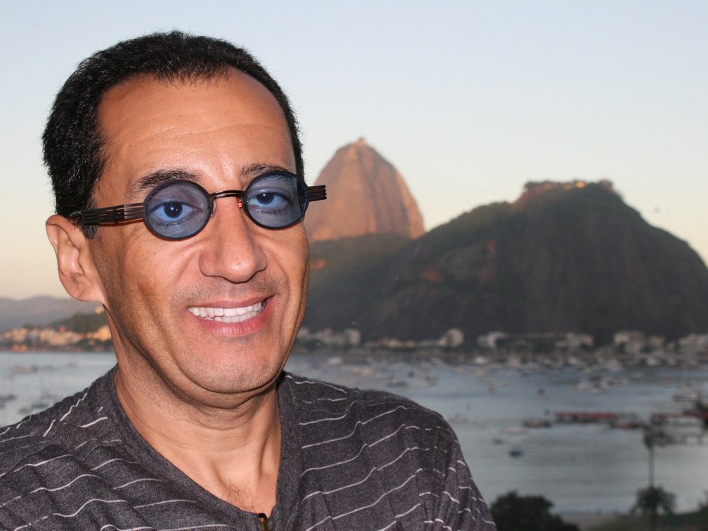 A equipe do jornalista Jorge Kajuru disse no Twitter que ele está desaparecido desde a tarde deste sábado (2); um produtor de Goiás divulgou a notícia e pediu ajuda aos seguidores; a companheira do jornalista, Aline Silva, diz que ele não estava em Goiânia, onde mora, mas em Paraty, no Rio de Janeiro; fãs e seguidores do apresentador levantaram a hipótese das posições políticas de Kajuru terem algo a ver com o sumiço; ele está sob proteção policial desde novembro passado, após revelar um esquema de corrupção entre funcionários do Detran e parlamentares de Goiás (Foto: Romulo Faro) A equipe do jornalista Jorge Kajuru disse no Twitter que ele está desaparecido desde a tarde deste sábado (2); um produtor de Goiás divulgou a notícia e pediu ajuda aos seguidores; a companheira do jornalista, Aline Silva, diz que ele não estava em Goiânia, onde mora, mas em Paraty, no Rio de Janeiro; fãs e seguidores do apresentador levantaram a hipótese das posições políticas de Kajuru terem algo a ver com o sumiço; ele está sob proteção policial desde novembro passado, após revelar um esquema de corrupção entre funcionários do Detran e parlamentares de Goiás