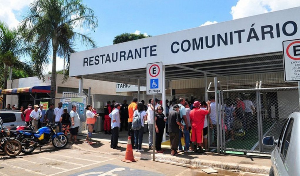 O governo do Distrito Federal retificará decreto que trata da inclusão de duas refeições — café da manhã e jantar —, além do serviço de almoço no Restaurante Comunitário do Sol Nascente, em Ceilândia; o novo texto deixará claro o caráter experimental do serviço por um período de 90 dias nessa unidade e que uma possível continuidade e expansão da medida para outros restaurantes do DF dependerá de um estudo de viabilidade, considerando-se a demanda e os custos; a previsão é que publicação no Diário Oficial do Distrito Federal desta quinta-feira (13) tornará o Decreto nº 37.700, de 10 de outubro de 2016, sem efeito; ainda nesta quinta, o governo trabalha para que seja publicado o novo decreto, em edição extra
(Foto: Leonardo Lucena) O governo do Distrito Federal retificará decreto que trata da inclusão de duas refeições — café da manhã e jantar —, além do serviço de almoço no Restaurante Comunitário do Sol Nascente, em Ceilândia; o novo texto deixará claro o caráter experimental do serviço por um período de 90 dias nessa unidade e que uma possível continuidade e expansão da medida para outros restaurantes do DF dependerá de um estudo de viabilidade, considerando-se a demanda e os custos; a previsão é que publicação no Diário Oficial do Distrito Federal desta quinta-feira (13) tornará o Decreto nº 37.700, de 10 de outubro de 2016, sem efeito; ainda nesta quinta, o governo trabalha para que seja publicado o novo decreto, em edição extra