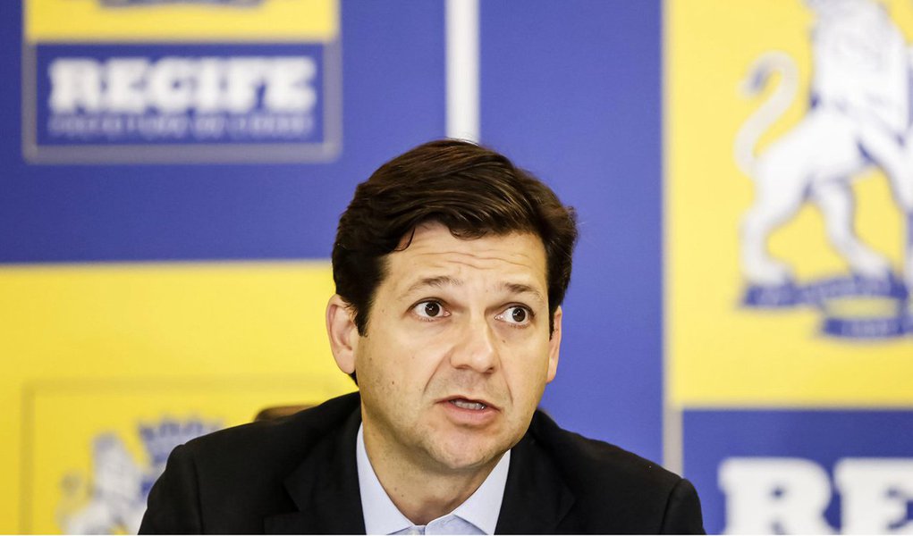 Prefeito do Recife e candidato à reeleição pelo PSB, Geraldo Julio, admitiu ter feito parte das gestões petistas que o antecederam, mas disse que rompeu com o PT pela legenda "ter virado as costas para o povo". "Em algum momento nós até estivemos juntos", disse; "A gente rompeu e a gente derrotou aquele projeto que virou de costas para o povo em 2012", completou. Ele acusou o PT de ter "errado muito" e "o tempo inteiro; admissão veio na esteira de críticas sobre o que era considerado uma espécie de omissão pelos rivais na corrida eleitoral (Foto: Paulo Emílio) Prefeito do Recife e candidato à reeleição pelo PSB, Geraldo Julio, admitiu ter feito parte das gestões petistas que o antecederam, mas disse que rompeu com o PT pela legenda "ter virado as costas para o povo". "Em algum momento nós até estivemos juntos", disse; "A gente rompeu e a gente derrotou aquele projeto que virou de costas para o povo em 2012", completou. Ele acusou o PT de ter "errado muito" e "o tempo inteiro; admissão veio na esteira de críticas sobre o que era considerado uma espécie de omissão pelos rivais na corrida eleitoral