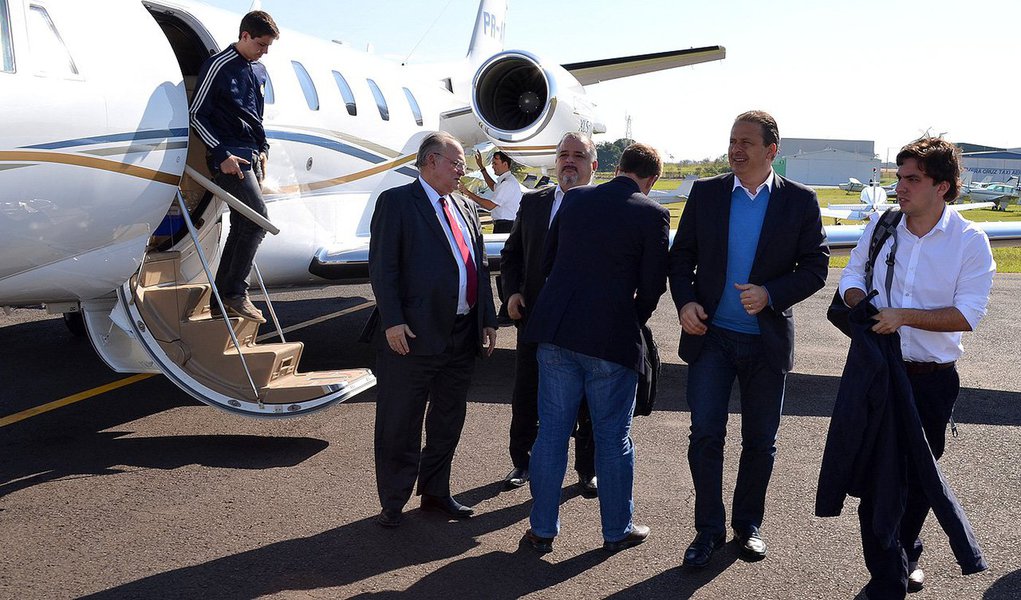 Relatório da Polícia Federal aponta que a aeronave Cessna Citation 560 XL, que caiu em agosto de 2014 matando o ex-governador Eduardo Campos (PSB) e outras seis pessoas a bordo, foi adquirida por uma espécie de consórcio envolvendo pelo menos três empresas que lavavam dinheiro de obras públicas para campanhas eleitorais; segundo a PF, o esquema investigado pela Operação Turbulência teria movimentado cerca de R$ 600 milhões e teria o envolvimento de pelo menos 30 pessoas físicas e 40 jurídicas; Campos faleceu em plena campanha eleitoral à Presidência da República em 2014 (Foto: Paulo Emílio) Relatório da Polícia Federal aponta que a aeronave Cessna Citation 560 XL, que caiu em agosto de 2014 matando o ex-governador Eduardo Campos (PSB) e outras seis pessoas a bordo, foi adquirida por uma espécie de consórcio envolvendo pelo menos três empresas que lavavam dinheiro de obras públicas para campanhas eleitorais; segundo a PF, o esquema investigado pela Operação Turbulência teria movimentado cerca de R$ 600 milhões e teria o envolvimento de pelo menos 30 pessoas físicas e 40 jurídicas; Campos faleceu em plena campanha eleitoral à Presidência da República em 2014
