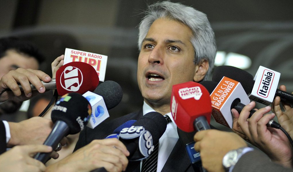 Deputado Alessandro Molon, líder da Rede, diz que seu partido e o PSOL estão com sentimento de "dever cumprido" e acredita que se não tivesse sido aprovada a cassação de Eduardo Cunha, "talvez hoje essa prisão não teria ocorrido"; "Espero que ele fale tudo o que sabe. E se contar, muita gente ainda vai responder por crimes de corrupção" (Foto: Gisele Federicce) Deputado Alessandro Molon, líder da Rede, diz que seu partido e o PSOL estão com sentimento de "dever cumprido" e acredita que se não tivesse sido aprovada a cassação de Eduardo Cunha, "talvez hoje essa prisão não teria ocorrido"; "Espero que ele fale tudo o que sabe. E se contar, muita gente ainda vai responder por crimes de corrupção"