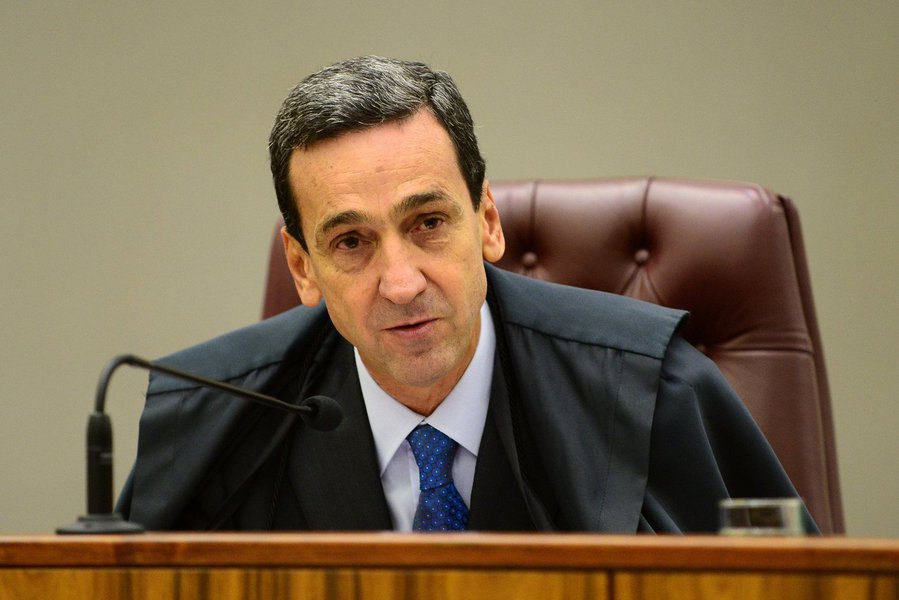 Presidente do Superior Tribunal de Justiça (STJ), Francisco Falcão, é alvo de um dos pedidos de inquérito apresentado pelo procurador-geral da República, Rodrigo Janot, nas investigações da Lava Jato, e disse não haver nenhuma relação entre o fato com o pedido de férias; ele e o ministro Marcelo Navarro, também do STJ, foram citados na delação do ex-senador Delcídio Amaral, em suposta manobra para soltar empreiteiros presos, entre eles o ex-presidente da Odebrecht Marcelo Odebrecht (Foto: Roberta Namour) Presidente do Superior Tribunal de Justiça (STJ), Francisco Falcão, é alvo de um dos pedidos de inquérito apresentado pelo procurador-geral da República, Rodrigo Janot, nas investigações da Lava Jato, e disse não haver nenhuma relação entre o fato com o pedido de férias; ele e o ministro Marcelo Navarro, também do STJ, foram citados na delação do ex-senador Delcídio Amaral, em suposta manobra para soltar empreiteiros presos, entre eles o ex-presidente da Odebrecht Marcelo Odebrecht