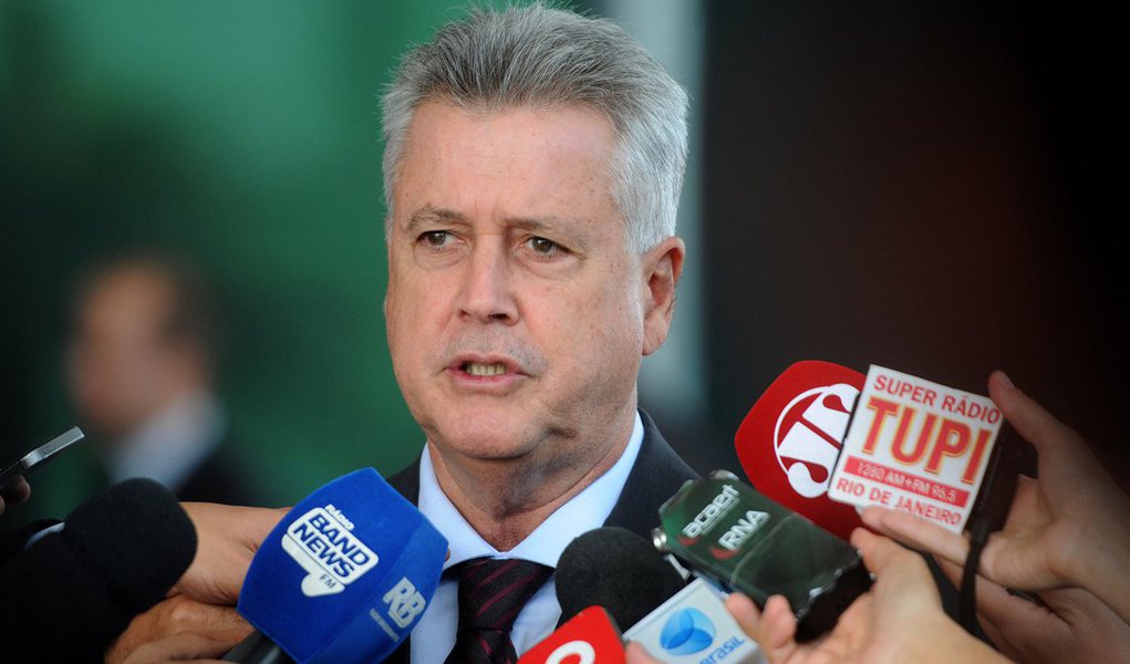 O governo de Brasília criou a Secretaria das Cidades, e o titular da nova pasta, Marcos Dantas, tomou posse em cerimônia no Palácio do Buriti; secretaria recém-criada será responsável pela coordenação e pela supervisão das administrações regionais; o governador Rodrigo Rollemberg assinou os termos de posse no início da cerimônia; Dantas deixa a pasta de Mobilidade, que será assumida por Fábio Damasceno; também foram investidos nos cargos os secretários adjuntos das Cidades, Roosevelt Vilela, e de Mobilidade, Dênis Soaress (Foto: Leonardo Lucena) O governo de Brasília criou a Secretaria das Cidades, e o titular da nova pasta, Marcos Dantas, tomou posse em cerimônia no Palácio do Buriti; secretaria recém-criada será responsável pela coordenação e pela supervisão das administrações regionais; o governador Rodrigo Rollemberg assinou os termos de posse no início da cerimônia; Dantas deixa a pasta de Mobilidade, que será assumida por Fábio Damasceno; também foram investidos nos cargos os secretários adjuntos das Cidades, Roosevelt Vilela, e de Mobilidade, Dênis Soaress