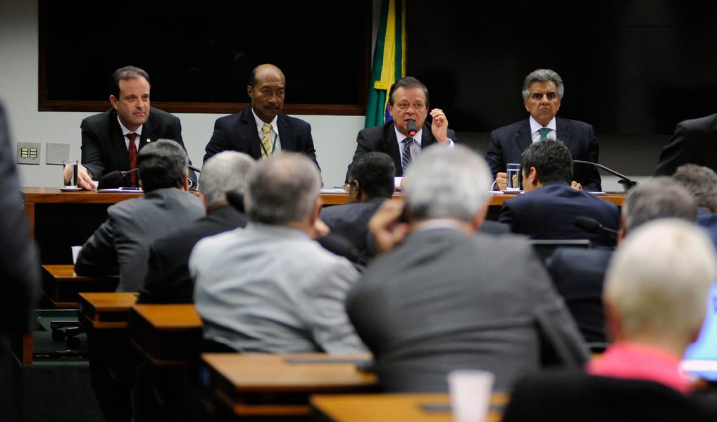 A base do presidente interino Michel Temer decidiu nesta quinta (7) convocar a sessão para eleger o novo presidente da Câmara para a próxima terça (12); a decisão contraria a convocação do presidente interino da Casa, Waldir Maranhão (PP-MA), que havia convocado a sessão de eleição para quinta (14), às 16h; conforme o entendimento da Secretaria-Geral da Mesa, a decisão dos líderes não anula a sessão de quinta, mas se o novo presidente da Câmara for eleito na terça, a sessão que Maranhão convocou fica prejudicada (Foto: Valter Lima) A base do presidente interino Michel Temer decidiu nesta quinta (7) convocar a sessão para eleger o novo presidente da Câmara para a próxima terça (12); a decisão contraria a convocação do presidente interino da Casa, Waldir Maranhão (PP-MA), que havia convocado a sessão de eleição para quinta (14), às 16h; conforme o entendimento da Secretaria-Geral da Mesa, a decisão dos líderes não anula a sessão de quinta, mas se o novo presidente da Câmara for eleito na terça, a sessão que Maranhão convocou fica prejudicada