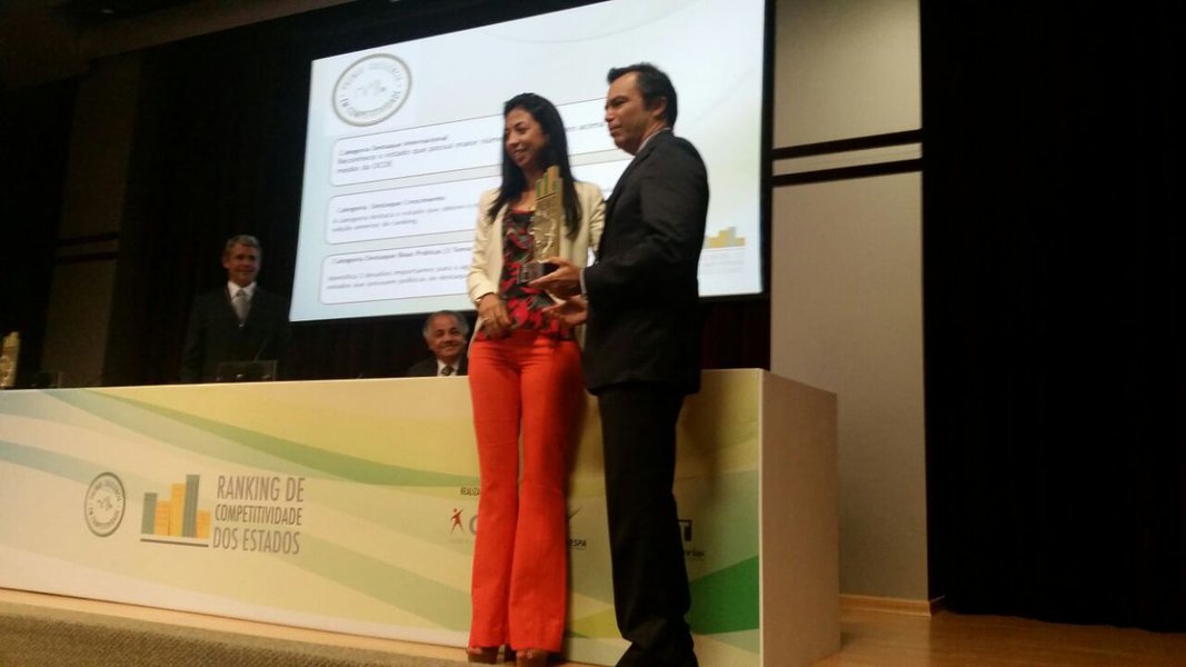 O Governo do Ceará recebeu nesta segunda-feira (19), em São Paulo, o prêmio "Destaque Boas Práticas", na área da Educação, durante divulgação do Ranking de Competitividade dos Estados 2016. O levantamento coordenado pela ONG Centro de Liderança Pública, foi desenvolvido pela Economist Intelligence Unit e Consultoria Tendências. Foram analisados no levantamento 65 indicadores, entre eles, infraestrutura, educação, inovação, potencial de mercado, segurança pública, solidez fiscal, sustentabilidade social e sustentabilidade ambiental (Foto: Fatima 247) O Governo do Ceará recebeu nesta segunda-feira (19), em São Paulo, o prêmio "Destaque Boas Práticas", na área da Educação, durante divulgação do Ranking de Competitividade dos Estados 2016. O levantamento coordenado pela ONG Centro de Liderança Pública, foi desenvolvido pela Economist Intelligence Unit e Consultoria Tendências. Foram analisados no levantamento 65 indicadores, entre eles, infraestrutura, educação, inovação, potencial de mercado, segurança pública, solidez fiscal, sustentabilidade social e sustentabilidade ambiental