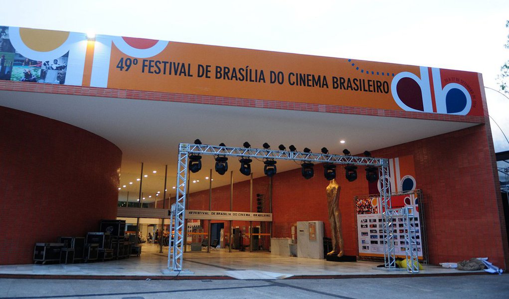 Estão abertas as atividades do 49º Festival de Brasília do Cinema Brasileiro, que começa com sessão fechada para convidados e vai até 27 de setembro; a exibição dos longas, médias e curtas-metragens da mostra competitiva tem início nesta quarta (21), no Cine Brasília (106/107 Sul), com representantes de três estados brasileiros: Ótimo amarelo, da Bahia, Quando os dias eram eternos, de São Paulo, e Rifle, do Rio Grande do Sul (Foto: Leonardo Lucena) Estão abertas as atividades do 49º Festival de Brasília do Cinema Brasileiro, que começa com sessão fechada para convidados e vai até 27 de setembro; a exibição dos longas, médias e curtas-metragens da mostra competitiva tem início nesta quarta (21), no Cine Brasília (106/107 Sul), com representantes de três estados brasileiros: Ótimo amarelo, da Bahia, Quando os dias eram eternos, de São Paulo, e Rifle, do Rio Grande do Sul