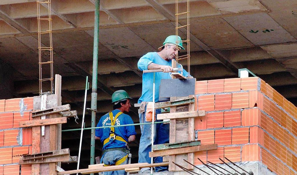 A construção civil registrou queda de 0,61% no nível de emprego no mês de abril na comparação com o de março; foram fechados 17,4 mil postos de trabalho; desde outubro de 2014, o setor apresenta quedas consecutivas, revela pesquisa do sindicato em parceria com a FGV (Foto: Gisele Federicce) A construção civil registrou queda de 0,61% no nível de emprego no mês de abril na comparação com o de março; foram fechados 17,4 mil postos de trabalho; desde outubro de 2014, o setor apresenta quedas consecutivas, revela pesquisa do sindicato em parceria com a FGV
