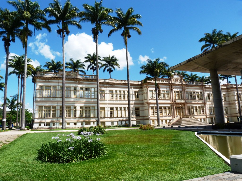 A Polícia Federal deflagrou a Operação Recanto das Cigarras para investigar desvios de recursos da Universidade Federal de Viçosa (UFV); os suspeitos de praticar os crimes são servidores públicos lotados na instituição; eles estariam fraudando o Programa Nacional de Assistência Estudantil (Pnaes), do governo federal; além do desvio de verbas, estão sendo investigados possíveis roubos de alimentos dos estoques e do restaurante universitáro da UFV; o grupo causou prejuízo de R$ 2 milhões (Foto: Leonardo Lucena) A Polícia Federal deflagrou a Operação Recanto das Cigarras para investigar desvios de recursos da Universidade Federal de Viçosa (UFV); os suspeitos de praticar os crimes são servidores públicos lotados na instituição; eles estariam fraudando o Programa Nacional de Assistência Estudantil (Pnaes), do governo federal; além do desvio de verbas, estão sendo investigados possíveis roubos de alimentos dos estoques e do restaurante universitáro da UFV; o grupo causou prejuízo de R$ 2 milhões