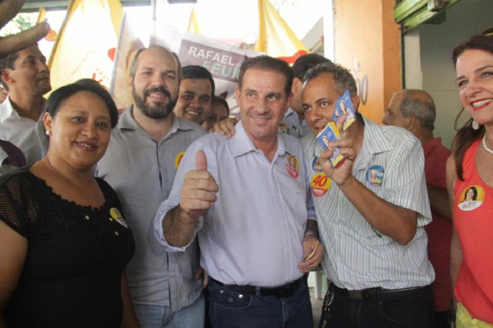 Pesquisa Grupom, divulgada nesta quinta-feira pela Rádio 730, aponta a menor diferença registrada entre Vanderlan Cardoso (PSB) e o peemedebista Iris Rezende, 6,6 pontos percentuais; Iris segue em primeiro lugar na pesquisa estimulada com 34% das intenções de voto, seguido por Vanderlan, que marca 27,4%; no segundo turno, o instituto aponta para equilíbrio total entre Iris e Vanderlan; peemedebista tem 41,7%, contra 40,7% do pessebista (Foto: José Barbacena) Pesquisa Grupom, divulgada nesta quinta-feira pela Rádio 730, aponta a menor diferença registrada entre Vanderlan Cardoso (PSB) e o peemedebista Iris Rezende, 6,6 pontos percentuais; Iris segue em primeiro lugar na pesquisa estimulada com 34% das intenções de voto, seguido por Vanderlan, que marca 27,4%; no segundo turno, o instituto aponta para equilíbrio total entre Iris e Vanderlan; peemedebista tem 41,7%, contra 40,7% do pessebista