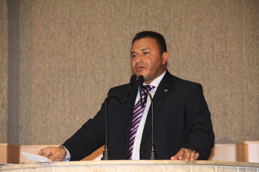 O vereador de Aracaju, Adriano Oliveira (PSDB), o “Adriano Taxista”, anunciou que seu partido tem toda intenção de apoiar a reeleição do prefeito João Alves Filho (DEM) na capital, mas enfatizou que os tucanos não vão abrir mão de compor na chapa majoritária; Adriano é defensor da continuidade da chapa com José Carlos Machado (PSDB), mas se o DEM não aceitar, terá que abrir espaço para o PSDB escolher outro nome; "Se o PSDB não serve para compor na majoritária, ele também não serve para compor na chapa proporcional, para eleger vereadores", disse (Foto: Valter Lima) O vereador de Aracaju, Adriano Oliveira (PSDB), o “Adriano Taxista”, anunciou que seu partido tem toda intenção de apoiar a reeleição do prefeito João Alves Filho (DEM) na capital, mas enfatizou que os tucanos não vão abrir mão de compor na chapa majoritária; Adriano é defensor da continuidade da chapa com José Carlos Machado (PSDB), mas se o DEM não aceitar, terá que abrir espaço para o PSDB escolher outro nome; "Se o PSDB não serve para compor na majoritária, ele também não serve para compor na chapa proporcional, para eleger vereadores", disse