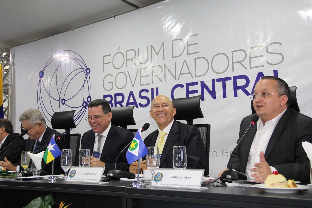 O estabelecimento de alíquotas unificadas para facilitar o comércio comum entre os estados, como modelo de desenvolvimento da produção, industrialização e geração de emprego, foi o tema que dominou as discussões da Assembleia Geral de Governadores na manhã desta sexta em Porto Velho (RO), durante o segundo dia do V Fórum de Governadores do Brasil Central; na opinião unânime dos governadores, a viabilização do Mercado Comum trará ganhos enormes para todos; foi definido um prazo de seis meses para que uma consultoria possa definir quais são os produtos que interessam aos estados
(Foto: José Barbacena) O estabelecimento de alíquotas unificadas para facilitar o comércio comum entre os estados, como modelo de desenvolvimento da produção, industrialização e geração de emprego, foi o tema que dominou as discussões da Assembleia Geral de Governadores na manhã desta sexta em Porto Velho (RO), durante o segundo dia do V Fórum de Governadores do Brasil Central; na opinião unânime dos governadores, a viabilização do Mercado Comum trará ganhos enormes para todos; foi definido um prazo de seis meses para que uma consultoria possa definir quais são os produtos que interessam aos estados