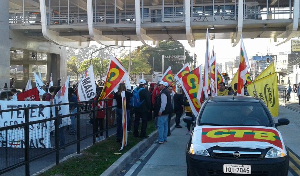 Representantes de centrais sindicais e movimentos sociais bloquearam as principais garagens das empresas de ônibus de Porto Alegre como parte das ações do Dia Nacional de Paralisações Rumo a Greve Geral, que ocorreu em diversas capitais; a mobilização foi convocada contra as propostas de reforma trabalhista e previdenciária em discussão pelo governo Temer
(Foto: Leonardo Lucena) Representantes de centrais sindicais e movimentos sociais bloquearam as principais garagens das empresas de ônibus de Porto Alegre como parte das ações do Dia Nacional de Paralisações Rumo a Greve Geral, que ocorreu em diversas capitais; a mobilização foi convocada contra as propostas de reforma trabalhista e previdenciária em discussão pelo governo Temer