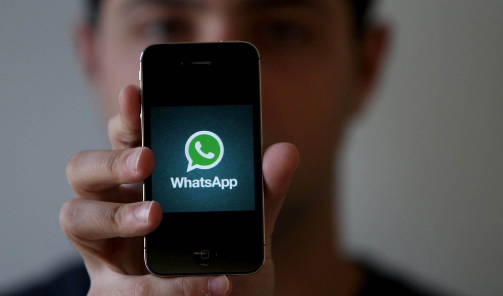 Na decisão que bloqueou o uso do Whatsapp no Brasil, a juíza Daniella Barbosa Assumpção de Souza criticou posicionamento do Facebook, que controla o aplicativo, em relação aos questionamentos feitos pela Justiça; segundo a magistrada, a empresa respondeu os questionamentos em inglês e não na língua nacional do Brasil, tratando o país como uma "republiqueta"; assessoria de imprensa do WhatsApp se defendeu, informando que não tem acesso às informações trocadas entre usuários e que, portanto, não pode interceptá-las e compartilhá-las (Foto: Aquiles Lins) Na decisão que bloqueou o uso do Whatsapp no Brasil, a juíza Daniella Barbosa Assumpção de Souza criticou posicionamento do Facebook, que controla o aplicativo, em relação aos questionamentos feitos pela Justiça; segundo a magistrada, a empresa respondeu os questionamentos em inglês e não na língua nacional do Brasil, tratando o país como uma "republiqueta"; assessoria de imprensa do WhatsApp se defendeu, informando que não tem acesso às informações trocadas entre usuários e que, portanto, não pode interceptá-las e compartilhá-las