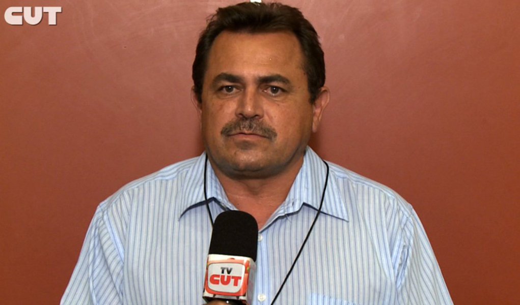 Centrais sindicais se unem nesta quinta-feira (22) em mobilização contra o pacote de maldades que tramita no Congresso; segundo a CUT-TO, "o governo que se instalou no País de forma antidemocrática defende jornada de 12 horas diárias, apoia a terceirização sem limites, contratos de trabalho em que a negociação com o patrão, muitas vezes a parte mais forte, seja mais importante que a lei, além de mais tempo de trabalho para poder se aposentar"; presidente da CUT-TO, José Roque diz que "não podemos ficar assistindo este retrocesso de braços cruzados, ou a gente vai pra rua se manifestar ou vamos pagar pra vê. A CUT não se omitirá desta defesa, nós estamos na luta" (Foto: Leonardo Lucena) Centrais sindicais se unem nesta quinta-feira (22) em mobilização contra o pacote de maldades que tramita no Congresso; segundo a CUT-TO, "o governo que se instalou no País de forma antidemocrática defende jornada de 12 horas diárias, apoia a terceirização sem limites, contratos de trabalho em que a negociação com o patrão, muitas vezes a parte mais forte, seja mais importante que a lei, além de mais tempo de trabalho para poder se aposentar"; presidente da CUT-TO, José Roque diz que "não podemos ficar assistindo este retrocesso de braços cruzados, ou a gente vai pra rua se manifestar ou vamos pagar pra vê. A CUT não se omitirá desta defesa, nós estamos na luta"